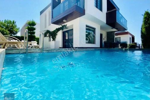 Kadınlar Denizi’nde 4 + 1 Köşe Konum Özel Havuzlu Villa