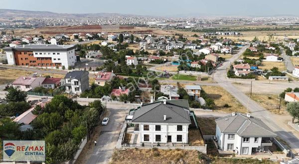 Karşıyaka'da Bahçeli Geniş 5+1 Villa