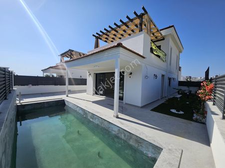 Karaova'da Müstakil Özel Havuzlu 5+2 Satılık Villa