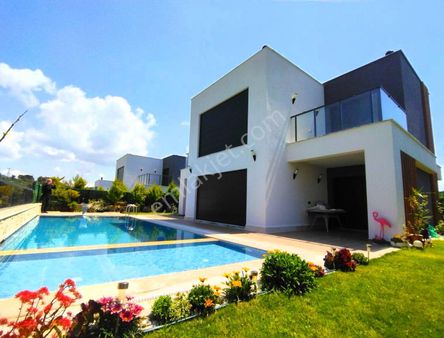 Kuşadası Eşin Royal Konaklarında 4+1 Eşyalı Lüks Sürekli Kiralık Villa