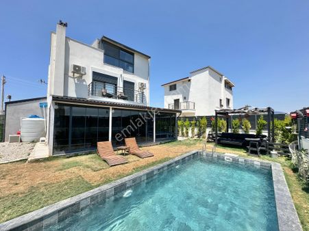 Seferihisar'da 480 M2 Arsada Müstakil Havuzlu 4+1 Tripleks Villa