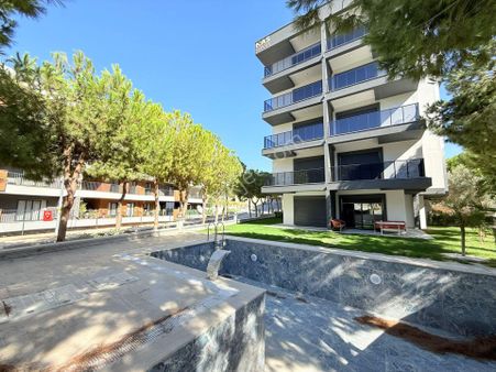 Kuşadasında Satılık-merkezı Konumlu-güvenlık-havuz-bahçe-otopark-yerden Isıtma-lüx-1+1-akıllı Ev