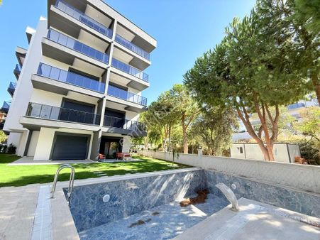 Kuşadasında Satılık-merkezı Konumlu-güvenlık-havuz-bahçe-otopark-yerden Isıtma-lüx-2+1-akıllı Ev