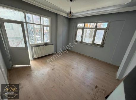 Ergenler Emlak'dan 100. Yıl Cadde Üzeri 3+1 Kiralık Fırsat Daire
