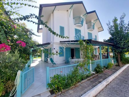 Kuşadası'nda Plaja Çok Yakın Havuzlu Sitede 4+1 Bahçeli Yazlık