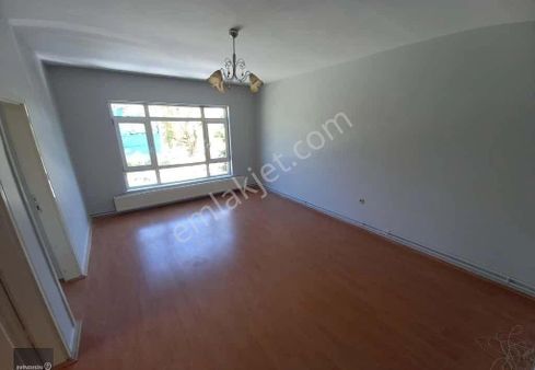 Yakacık Mahallesinde 1. Katta 3+1 Ön Cephe Satılık Daire