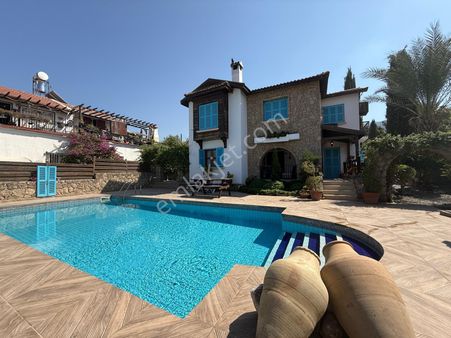 Girne Çatalköy'de Özel Havuzlu Satılık 4+1 Villa !!