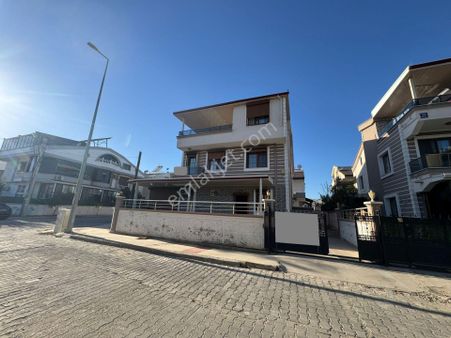 Didim Efeler Mah. 4+1 Açık Mutfaklı Ful Eşyalı Teraslı Bahçeli Ön Cepheli Köşe Başı Trıplex Villa