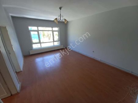 Yakacık Mahallesinde 1. Katta 3+1 Ön Cephe Satılık Daire