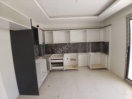 Akçay Emlak'tan Akşehir Yarenler Mahallesinde Garajlı Ara Kat Satılık 3+1 Daire