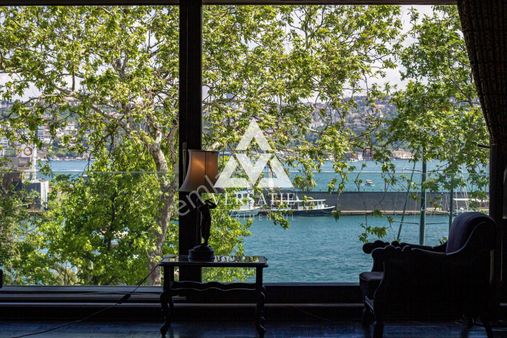 Kuruçeşme'de Muhteşem Manzaralı 4+1 Yol Yalı Dairesi