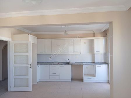 Vega'dan Sahil Martı Cıvarında Deniz Manzaralı Site İçinde Satılık Geniş 3+1 Fırsat Daire