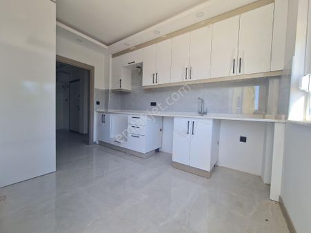 Kiralık Okul Dibinde Tramvaya Atım Mesafede Asansörlü Katta Sıfır 2+1 Daire