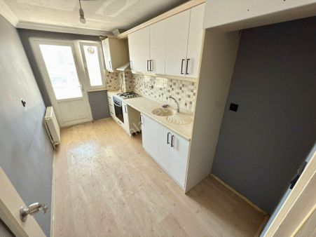 Yükselde Tek Yetkili Ön Cephe Cadde Üzeri Doğalgazlı Satılık 2+1