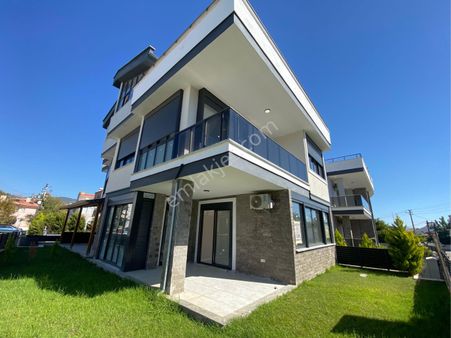 Güçlü Kardeşler Denize Çok Yakın 4+1 Teraslı Bahçeli Villa