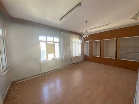 Doğar'dan Satılık 2+1 Adnan Menderes Parkı Civarı Bakımlı Daire