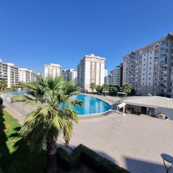 Mavişehir’in En Elit Sitesi Karya Evlerinde Havuz Manzaralı Kiracısız Satılık 3+1 Daire