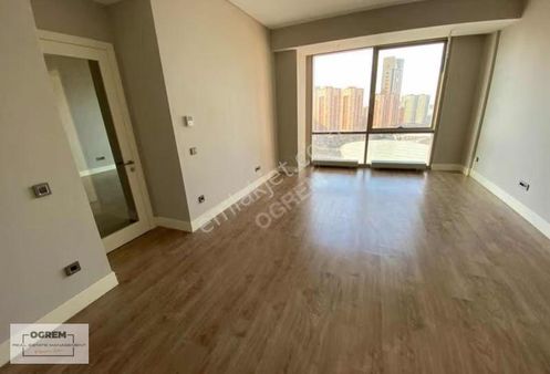 Ataşehir Metropol İstanbul B Blok 2+1 Boş Satılık Daire