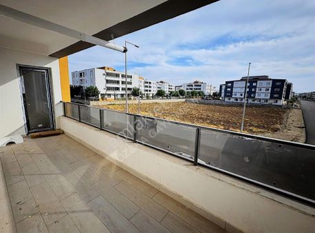 Hilal'de Site İçerisinde Satılık 3+1 Dükkan Üstü Daire