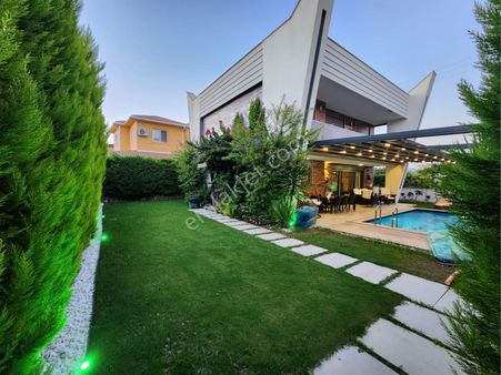 Kuşadası Avm Bölgesinde 3+1 Özel Havuz’lu Villa