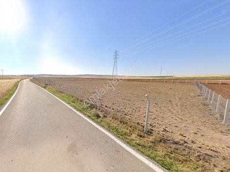 Topaklı'da Köy Merkezin'de Asfalt Yola Cephe 4000 M² Hisse