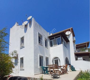 Yahşi Sahile 300 Mt Plajlı Sitede Geniş Bahçe Kullanımlı Villa