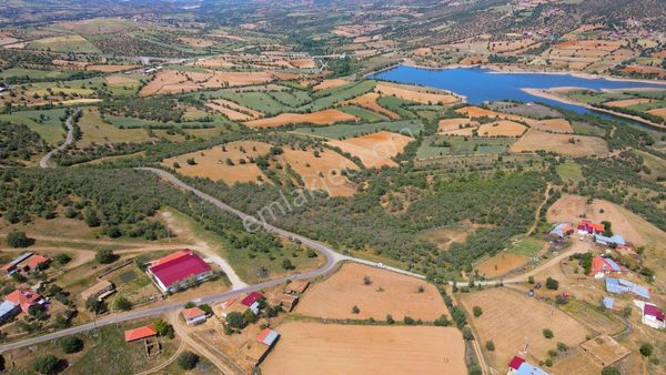 Eşme'de 848 M² Göl Manzaralı Ve Asfalta Cephe Köyiçi İmarlı Arsa