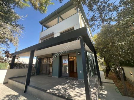 İzmir Urla'da Sıfır Satılık Villa - Triplex Lüks Akıllı