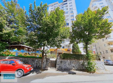 Nesrin Emlak Tan Genç Binada Kapalı Otoparklı Caddeye Yakın 3+1