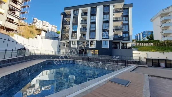 Kuşadası'nda Havuzlu St. Arakat Bahçeli 1+1 Eşyalı Kiralık Daire