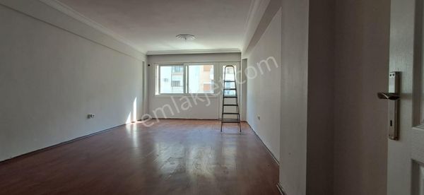 Satılık İzmir Karşıyaka Bahçelievlerde 3+1 Fırsat Daire