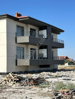 Meram Alakova'da Satılık 2+1 Sıfır 2.kat 500 M2 Bahçeli Daire