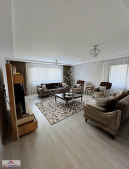 Real Gayrimenkul'den Barbaros'da Havuzlu Sitede 3+1 Geniş Daire