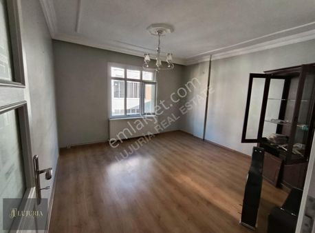 Taş Köprü Tramway Duragına 5 Dk Mesafede Orta Kat Daire