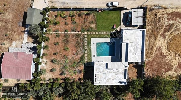 Menderes Oğlananasında 1.250 M2, 2 Müstakil Ev Ve Havuzlu Mülk