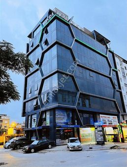 Onur Pehlivan'dan Akra Plazada Lüks Eşyalı Satılık Büro-ofis