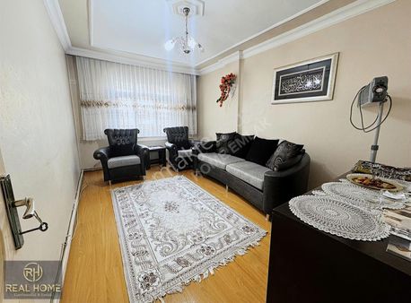 Bezirganbahçe'de 2+1 Satılık Cadde Üzeri 90 M2 1.kat Daire
