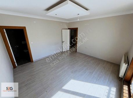 Szg'den Çiçeklide Asansörlü Güney C. Evebeyn B. Yapılı Geniş 4+1