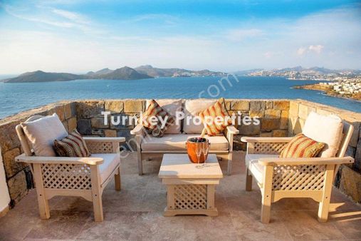 Yalıkavak’ta Muhteşem Manzaralı Satılık Havuzlu, Bahçeli Ev