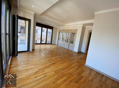 Tk'dan Feneryolunda Caddeye Bir Paralel Cam Balkonlu 120m2 3+1