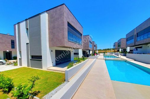 Kuşadasında Havuzlu-otoparklı-bahçeli Tek Müstakil Sıfır Villa