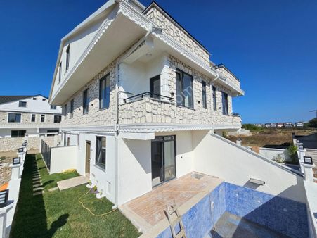 Sakarya Kocaali De , 4+1 Müstakil Havuzlu, Merkezi Konumda Satılık Villa