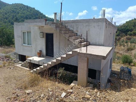 Alanya Çamlıca'da İçinde 2 Katlı Ev Ve Tarla