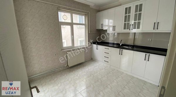 Re/max Uzay'dan Merkezi Konumda Çift Balkonlu Satılık Daire