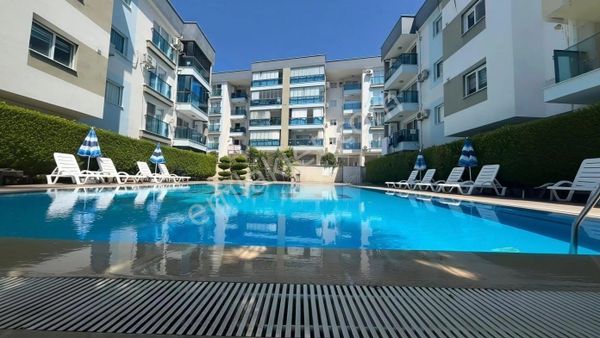 Kuşadasında Full Eşyalı Satılık 1+1 Havuzlu Sitede Daire
