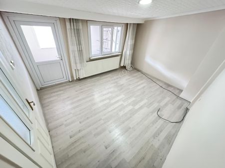 Zafer Yapı Gayrimenkulden Kiralık Çatıkatı 2+1 100m2 Komili Balkonlu Aile Binası Cebeci Mahde