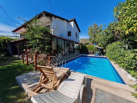 Satılık Konut Sitesinde Özel Havuzlu 4+1 Bahçeli Doğalgazlı Villa