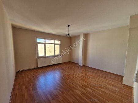 Zümrütevlerde;kombili,boyalı,kullanışlı (2+1)