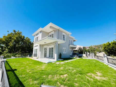 Altınoluk Narlı Bölgesinde Denize 250 Metre Bahçeli Yerden Isıtmalı Müstakil 4+1 Villa