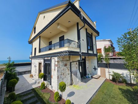 4+1 Denize 2. Sırada , Müstakil Havuzlu , Ebeveyn Banyolu Lüks Villa